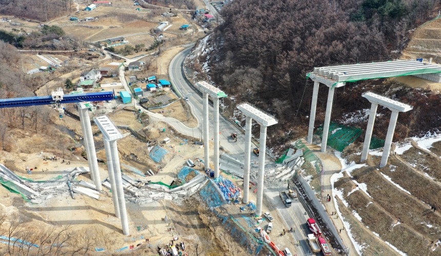 25日下午,橋樑在首爾 - 塞東高速公路橋的建築工地倒塌,Seodun-Myeon,Anseong-Si,Gyeonggi-do。/新聞1
