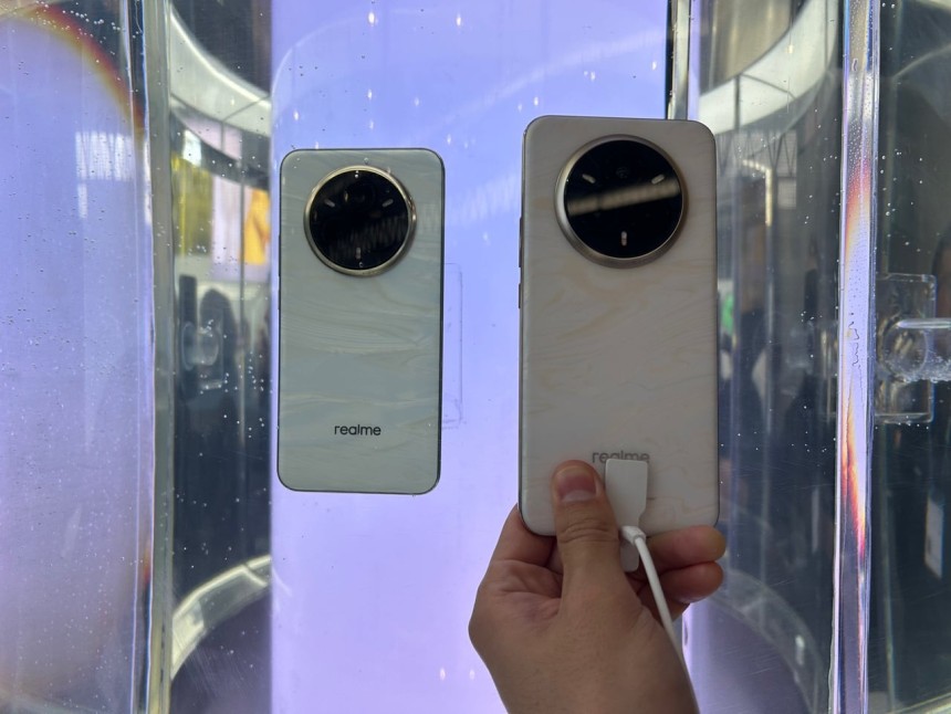 Real Moy的智能手機“Real Moy 14 Pro。它被浸入水中,右側的顏色與16度以下的產品(左)不同。/barcelona = kim min -guk