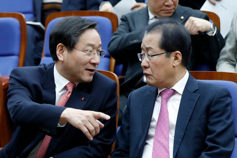 홍준표 “정략적 개헌보단 여야 합의 거쳐야”... ‘<b>유정복 개헌안</b>’ 반...