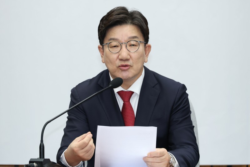 與 “<b>헌재</b> 압박 안 할 것”…일각선 ‘탄핵 각하 촉구’ 1인 <b>시위</b>