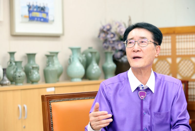 ‘친인척 특혜 채용’ 박우량 <b>신안군수 징역형 집행유예</b> 확정… 당선무...
