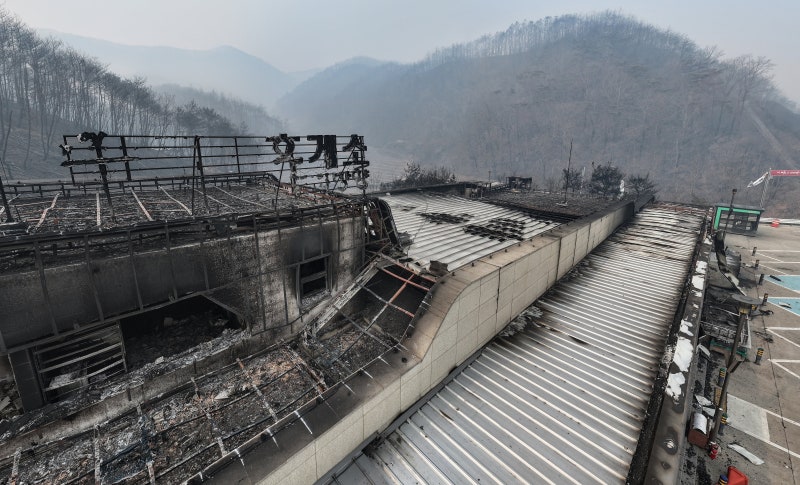 서산영덕고속도로 청송휴게소 <b>산불</b>에 전소… <b>안동</b> 시내로 불길 <b>확산</b>