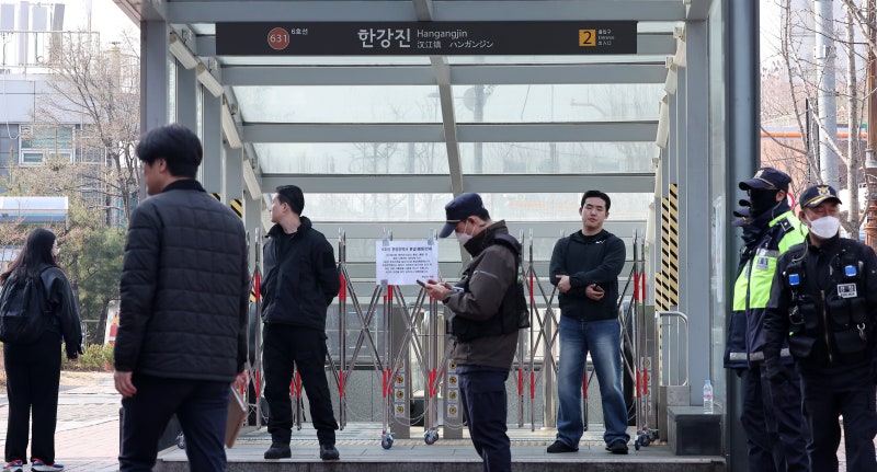 尹 관저 인근 <b>한강진역</b> 정상 운행… 안국역은 여전히 <b>폐쇄</b>