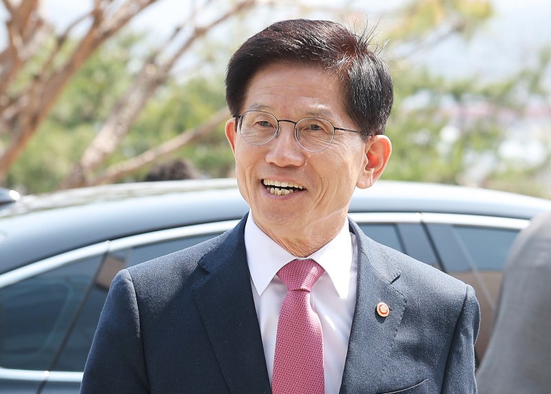 <b>김문수</b> 장관 “<b>대선 출마</b>, 아직 결심 못해…여러 가지 고심 중”