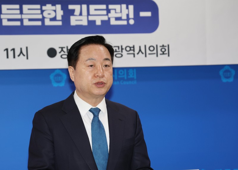 <b>김두관</b>, <b>민주당 경선</b> 참여 <b>거부</b> “김대중·노무현 정신 저버려”