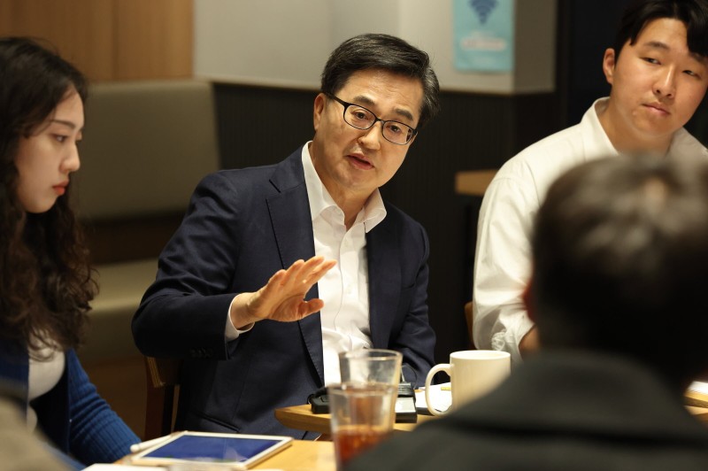 ‘<b>이재명</b>식 감세’ 때린 김동연 “기본소득은 포퓰리즘”