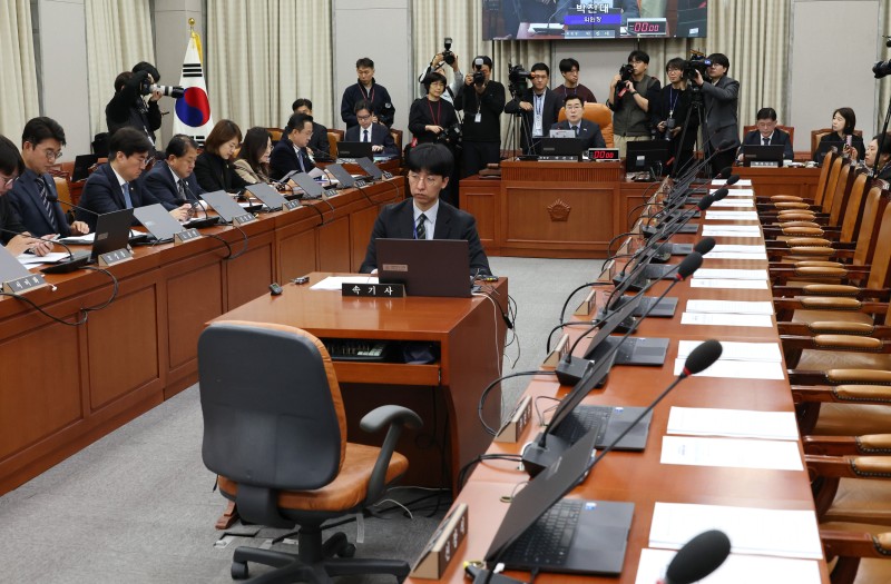 국회 운영위, <b>이완규</b>·<b>함상훈 지명 철회</b> 촉구 <b>결의안</b> 가결… 국힘 불참