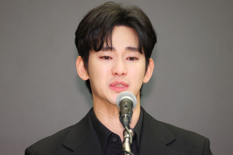 <b>김수현</b>, <b>고소</b>장 제출… “<b>악플러</b>·사이버 레커, 강경 대응”