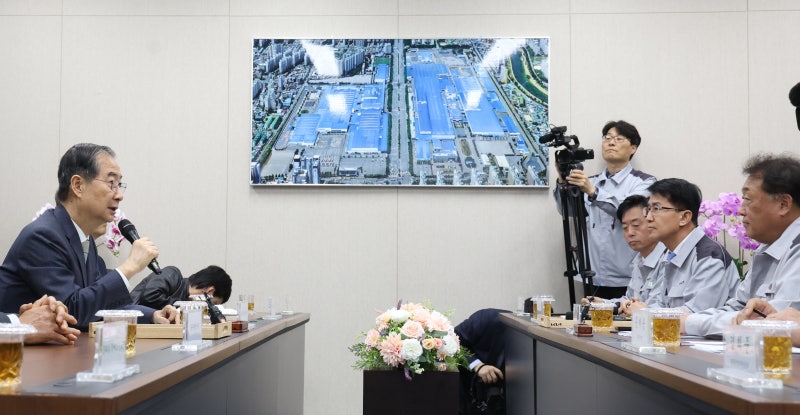 기아 광주공장 찾은 한 <b>대행</b> “자동차 R&D 예산 대폭 늘리겠다”