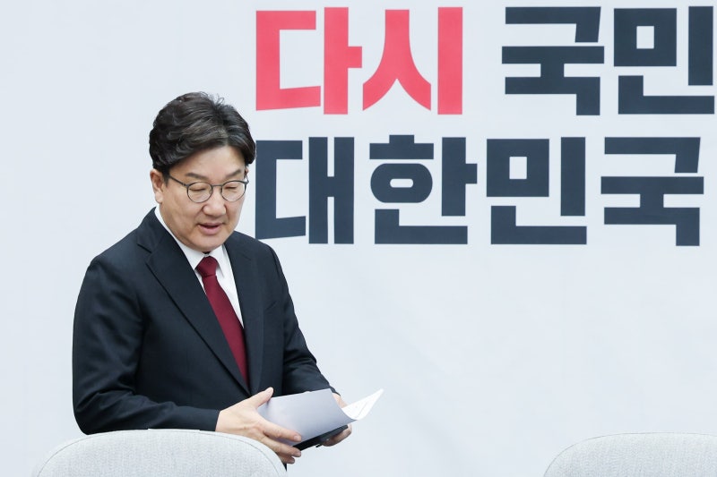 고개 숙인 <b>권성동</b> “건강한 당정관계 구축 못해 책임 통감”