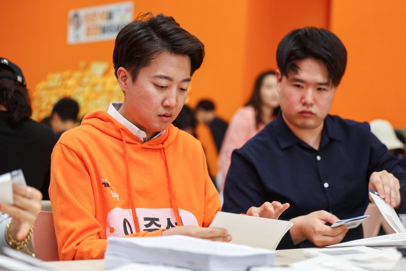 “이공계 대통령 필요, 내가 적임자” <b>이준석</b>, <b>손편지 홍보</b>물 10만부 발...