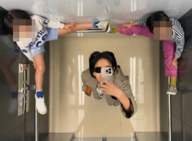 <b>김나영</b>, <b>엘리베이터</b> 손잡이 올라탄 아들 사진 <b>논란</b>에 사과