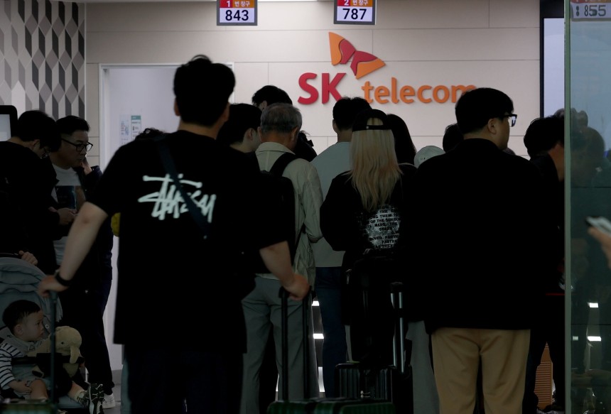 해킹 공격으로 가입자 유심 정보가 탈취된 SK텔레콤이 가입자 유심 무상 교체를 시작한 28일 오전 인천공항 제2터미널 SKT매장 앞에 고객들이 줄지어 대기하고 있다. /뉴스1