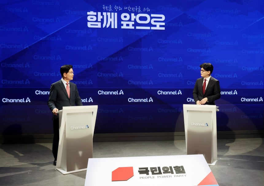 지난 24일 서울 종로구 동아미디어센터 채널A 오픈스튜디오에서 국민의힘 대선 2차 경선 진출자인 김문수(왼쪽), 한동훈 후보가 토론 전 대화를 하고 있다. /연합뉴스 
