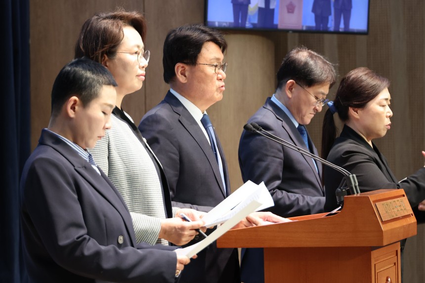 조국혁신당 황운하 원내대표가 29일 서울 여의도 국회 소통관에서 당론으로 발의한 '행정수도 건설을 위한 특별법'에 대해 설명하고 있다. 왼쪽부터 조국혁신당 김재원·백선희·황운하·차규근 의원. /연합