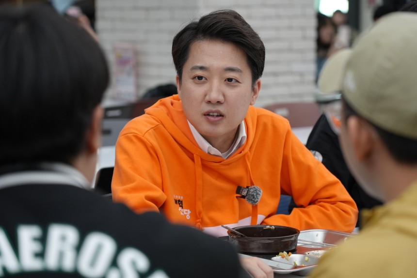 이준석 개혁신당 대선 후보가 29일 경기 고양시 한국항공대학교를 찾아 학생들과 학식을 먹으며 대화하고 있다. /이준석 캠프 제공