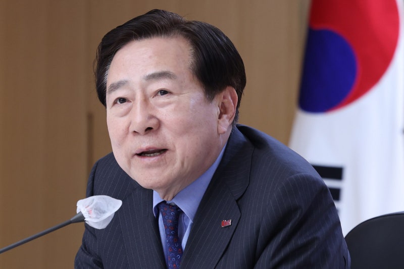 <b>한덕수</b> 만난 <b>중소기업</b>계 “주52시간·최저임금 등 <b>규제</b> 해소해야”