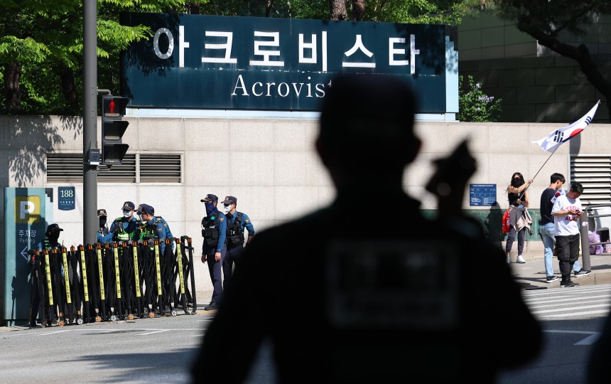 윤석열 전 대통령 부부와 건진법사 전성배씨 사이의 각종 의혹을 수사 중인 검찰이 윤 전 대통령의 사저에 대해 압수수색에 들어간 30일 서울 서초구 아크로비스타 앞에서 경찰들이 근무를 서고 있다. / 연합뉴스