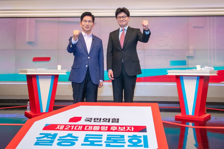 국민의힘 김문수(왼쪽), 한동훈 대선 경선 후보가 30일 오후 서울 중구 TV조선에서 열린 제21대 대통령 후보자 결승 토론회에 앞서 기념촬영을 하고 있다. /국회사진취재단 