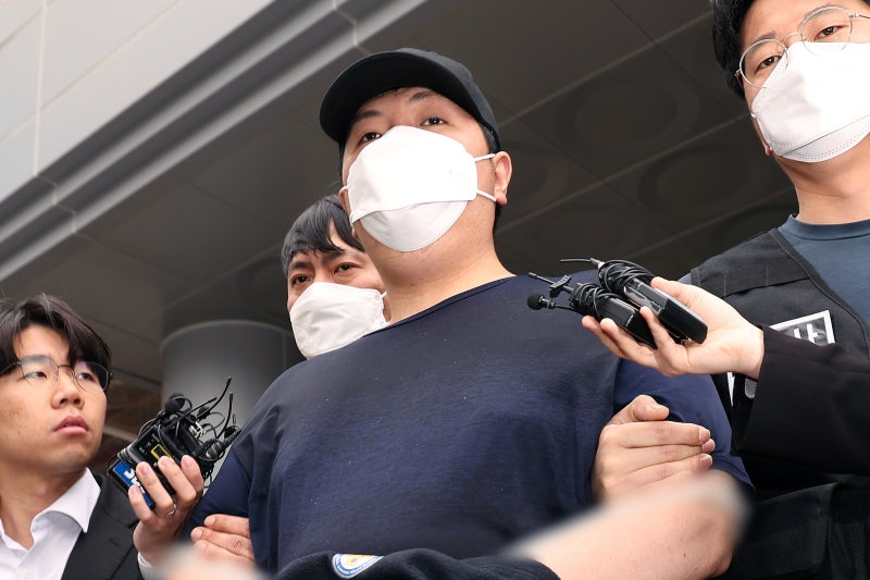‘<b>마트</b> <b>흉기난동</b>’ <b>김성진</b> 검찰에 구속 송치