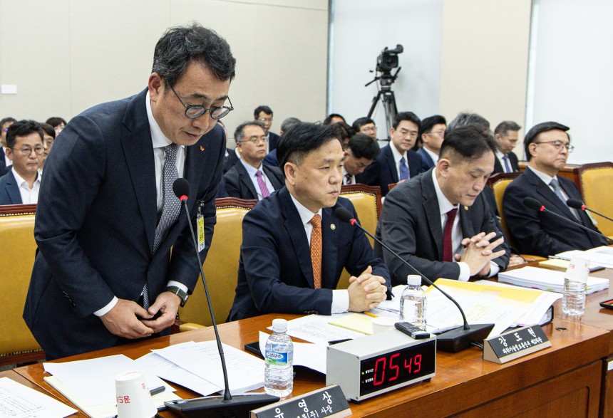 유영상 SK텔레콤 대표이사가 지난달 30일 오전 서울 여의도 국회 과학기술정보방송통신위원회에서 열린 YTN 등 방송·통신 분야 청문회에서 사과하고 있다./뉴스1