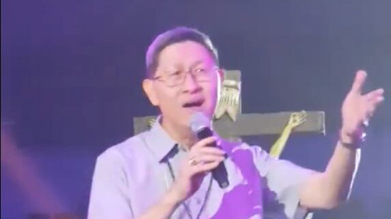 타글레 추기경이 2019년 한 행사에서 존 레넌의 '이매진'을 부르고 있다. /인터넷 캡처