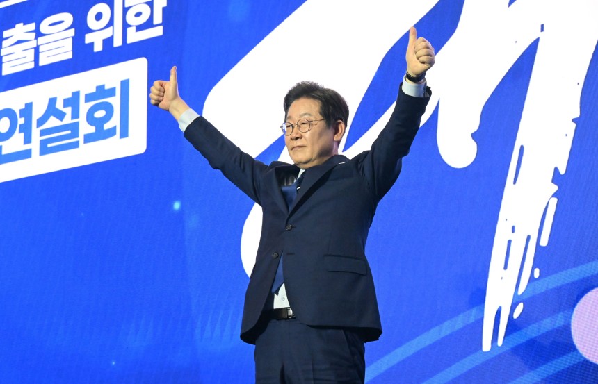 더불어민주당 대선 후보로 선출된 이재명 후보가 27일 경기 고양시 킨텍스에서 열린 '제21대 대통령선거 후보자 선출을 위한 수도권·강원·제주 경선 및 최종 후보자 선출 대회'에서 인사하고 있다. / 연합뉴스