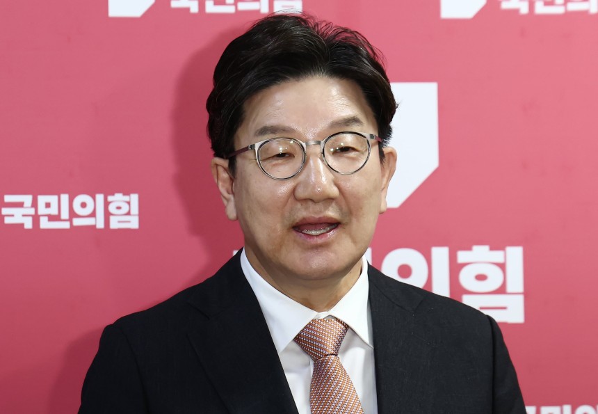 권성동 국민의힘 원내대표가 1일 서울 여의도 국회에서 이재명 더불어민주당 대통령 후보의 공직선거법 위반 사건에 대한 대법원의 유죄 취지 파기환송 판결과 관련해 브리핑을 하고 있다./뉴스1 