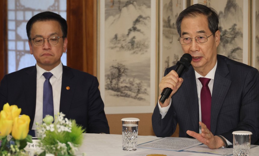 한덕수 대통령 권한대행 국무총리가 지난 4월 14일 서울 공관에서 경제안보전략 TF 회의를 하고 있다. 왼쪽은 최상목 부총리 겸 기획재정부 장관. /연합뉴스