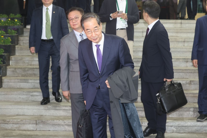한덕수 대통령 권한대행 국무총리가 1일 오후 서울 종로구 정부서울청사에서 대국민담화를 통해 사퇴를 표명한 뒤 청사를 나서고 있다. /뉴스1