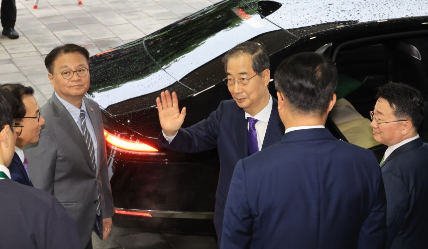 한덕수 대통령 권한대행 국무총리가 1일 대국민 담화 뒤 정부서울청사를 나서며 직원들과 인사하고 있다. /연합뉴스