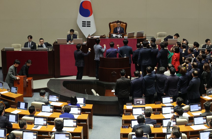 국민의힘 의원들이 1일 국회에서 열린 본회의에서 우원식 국회의장이 최상목 경제부총리 겸 기획재정부 장관 탄핵소추안을 추가 상정하자 항의하고 있다./연합뉴스