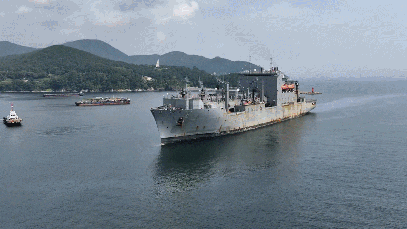 미국 해군 군수지원함 월리 쉬라(USNS Wally Schirra)호가 한화오션 거제사업장에서 약 6개월간의 유지·보수·정비(MRO·Maintenance, Repair, Overhaul) 작업을 거쳐 2025년 3월