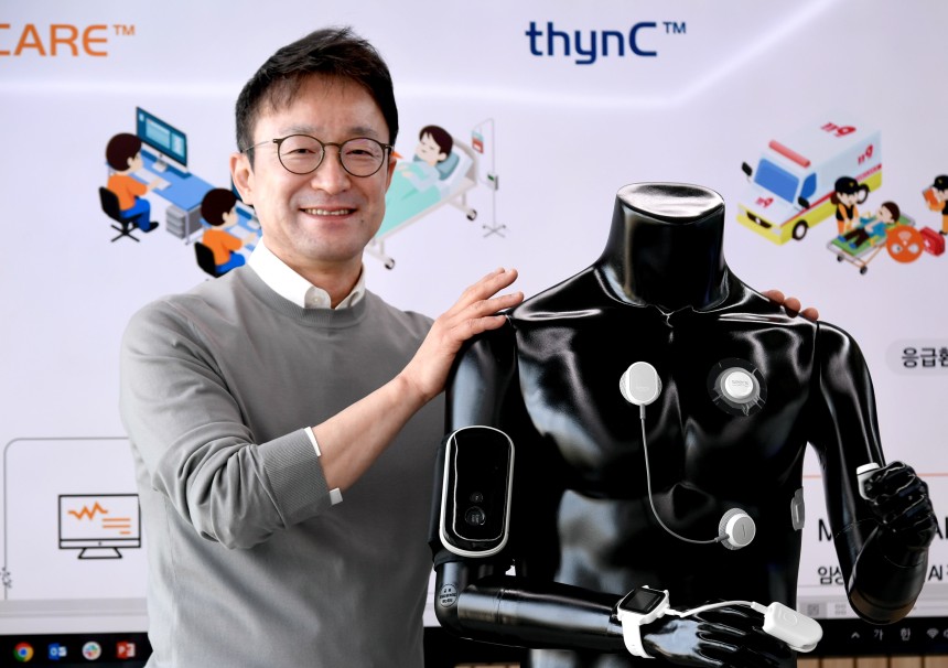 이영신 씨어스테크놀로지 대표가 조선비즈와의 인터뷰에서 '모비케어' 웨어러블 심전도 기기에 대해 설명하고 있다./조선비즈