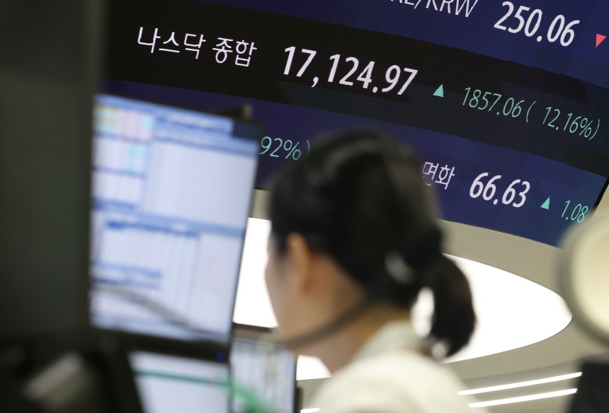 서울 중구 하나은행 본점 딜링룸 현황판./연합뉴스