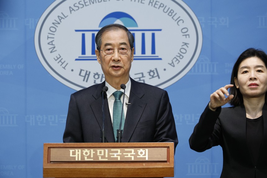 한덕수 전 국무총리가 2일 오전 서울 여의도 국회 소통관에서 '국민께 드리는 약속'을 주제로 제21대 대통령 선거 출마를 선언하고 있다./뉴스1 
