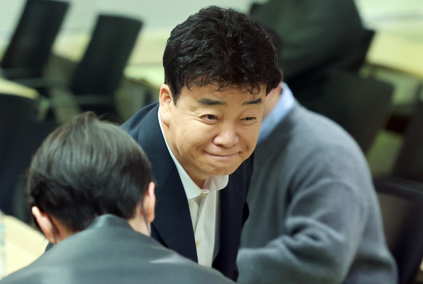 백종원 더본코리아 대표. 사진은 지난 3월 28일 서울 서초구 스페이스쉐어 강남역센터에서 열린 정기 주주총회에서 참석해 주주들과 인사를 나누고 있는 모습. /