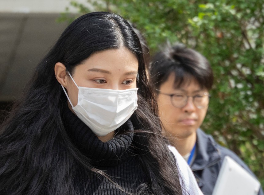 조국 전 조국혁신당 대표의 딸 조민. 해당 사진은 입시 비리 혐의를 받고 있는 조씨가 지난달 23일 서울 서초구 서울중앙지법에서 열린 항소심 선고 공판을 마친 뒤 법원 청사를 떠나고 있는 모습. /연합뉴스