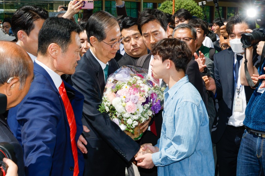 한덕수 전 국무총리가 2일 오전 서울 여의도 국회 소통관에서 '국민께 드리는 약속'을 주제로 제21대 대통령 선거 출마를 선언한 뒤 지지자로부터 꽃바구니를 받고 있다. /뉴스1 