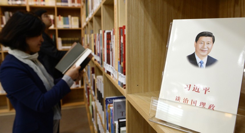 서울대학교 중앙도서관 내 '시진핑 주석 기증도서 자료실'.이곳에는 기증 도서 1만여 권 중 6624권의 책이 비치됐고,시 주석 방문 당시 강연내용 영상,방명록,서각 등이 전시돼 있다./조선DB