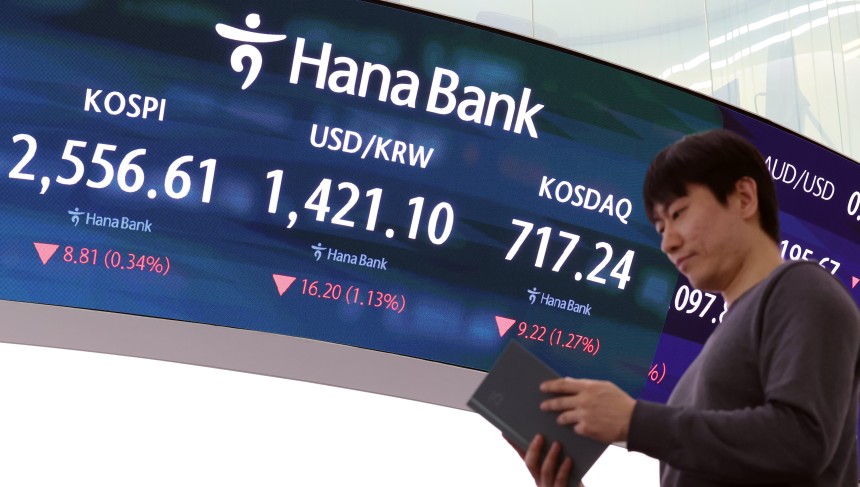 서울 중구 하나은행 본점 딜링룸 전광판에 증시가 표시되고 있다./뉴스1