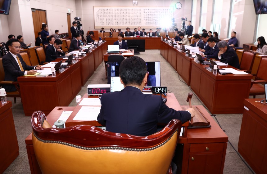 정청래 법제사법위원장이 2일 오후 서울 여의도 국회에서 열린 법제사법위원회 전체회의에서 대통령 당선시 진행 중인 형사재판 절차를 정지하도록 하는 내용의 형사소송법 개정안을 상정하고 있다. /뉴스1 