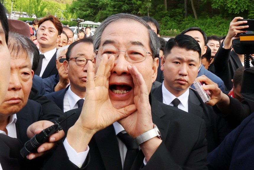 2일 오후 광주 북구 국립 5·18 민주묘지를 찾은 한덕수 전 총리가 광주비상행동 등 시민·사회단체 관계자들의 반발에 가로 막히자 "저도 호남 사람"이라며 참배를 호소하고 있다./연합뉴스