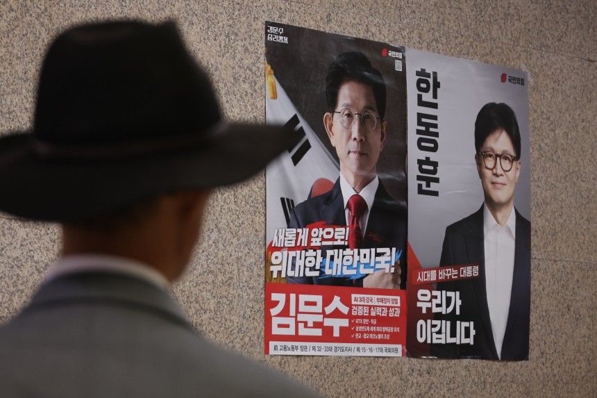 서울 여의도 국회 국민의힘 사무실 앞 복도에 대선 최종 경선에 오른 김문수·한동훈 후보의 벽보가 붙어 있다./연합
