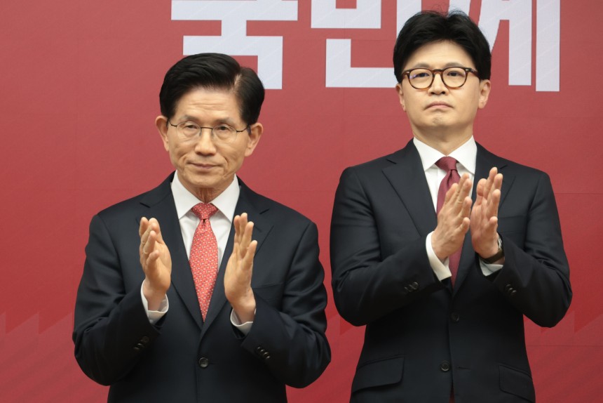김문수(왼쪽), 한동훈 국민의힘 대선 경선 후보. 3일 전당대회에서 최종 국민의힘 대선 후보가 결정된다./뉴스1