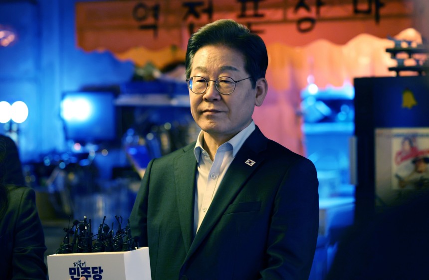 이재명 더불어민주당 대통령 후보가 1일 오후 서울 종로구 한 음식점에서 열린 '민생시리즈2' 비전형 노동자 간담회를 마친 후 대법원 판결에 대한 입장을 밝히고 있다. /뉴스1