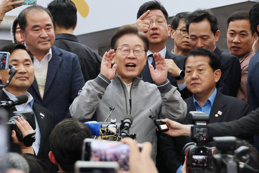 더불어민주당 이재명 대선 후보가 '골목골목 경청투어' 사흘째인 3일 '동해안벨트' 첫 방문지인 강원도 속초시 중앙재래시장에서 도민들을 만나 지지를 호소하고 있다. /연합뉴스