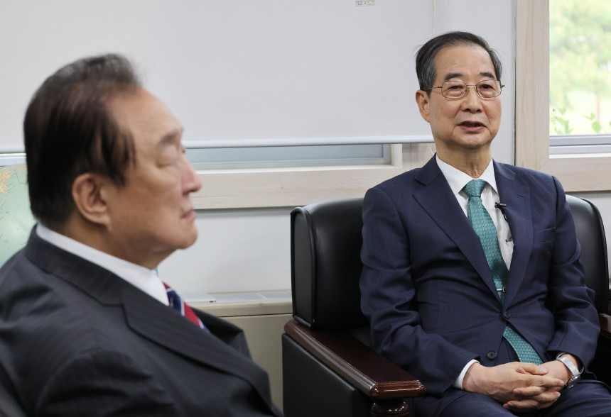 3일 서울 여의도 국회 헌정기념관을 찾은 한덕수 전 국무총리가 발언하고 있다. 왼쪽은 정대철 헌정회장. /연합뉴스