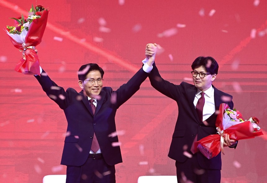 김문수 국민의힘 대통령 후보가 3일 경기 고양시 킨텍스에서 열린 5차 전당대회에서 최종 후보로 확정된 뒤 두손을 번쩍 들고 있다. 오른쪽은 한동훈 대선 경선 후보. /뉴스1