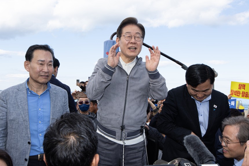 '골목골목 경청투어 : 동해안벨트편'에 나선 이재명 더불어민주당 대통령 후보가 3일 오후 강원 삼척시 삼척해수욕장에서 시민들을 향해 발언하고 있다. /뉴스1